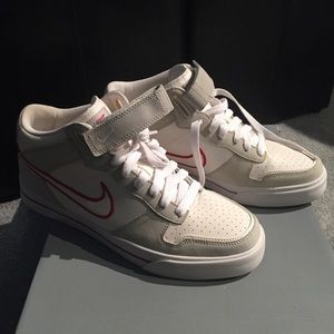 Men’s Nike sneaker size 9.5